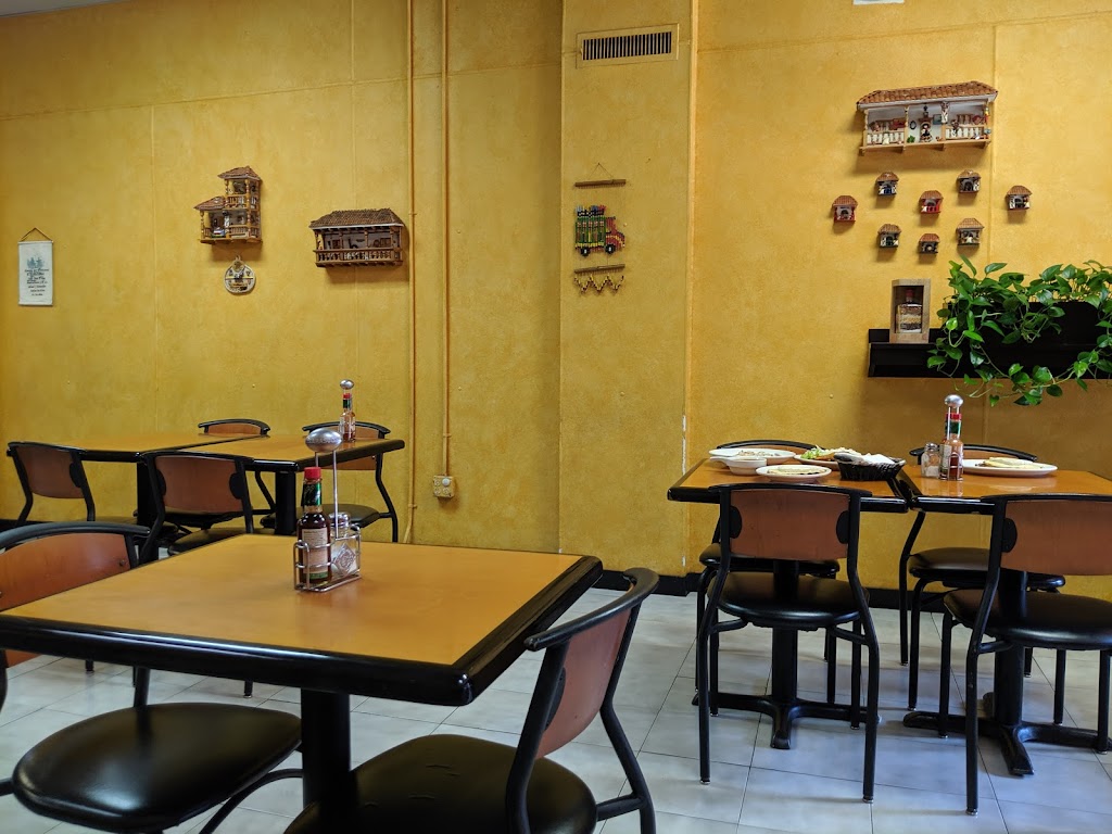 Punto Rojo | restaurant | 16 Bennington St, Boston, MA 02128, USA | 6175697770 OR +1 617-569-7770