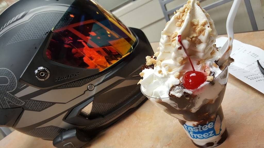 Wienerschnitzel | restaurant | 1899 Lee Trevino Dr AVE, El Paso, TX 79935, USA | 9155937389 OR +1 915-593-7389