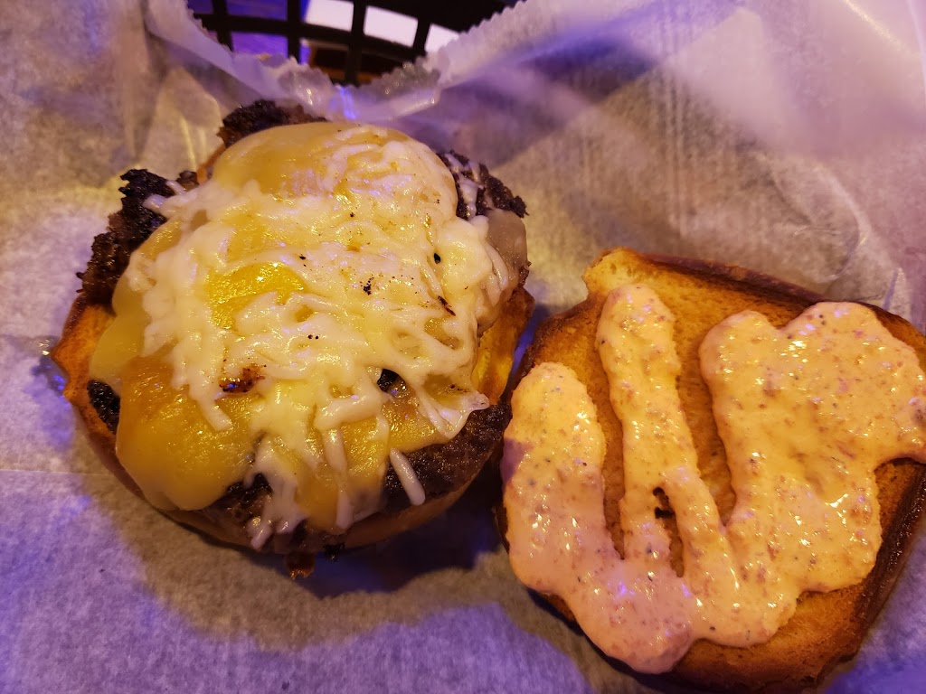 The Half Moon Bar and Grill | restaurant | 714 S Lewis Blvd, Sioux City, IA 51106, USA | 7125748820 OR +1 712-574-8820