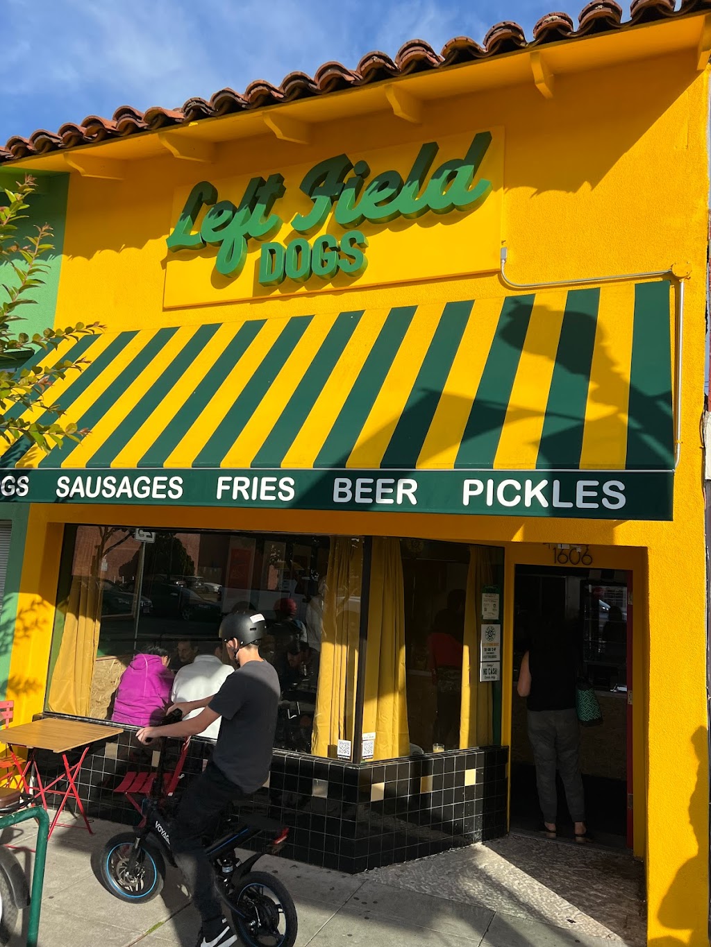 Left Field Dogs | restaurant | 1606 Webster St, Alameda, CA 94501, USA | 5102178697 OR +1 510-217-8697