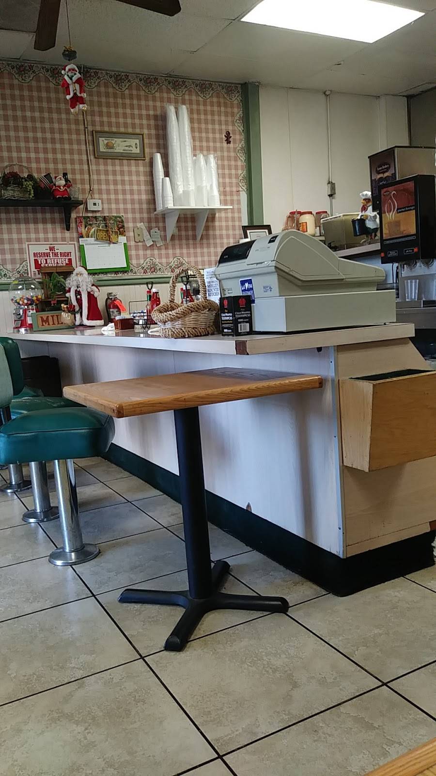 Mollies Kountry Kitchen | restaurant | 16727 Bear Valley Rd # 120, Hesperia, CA 92345, USA | 7609493031 OR +1 760-949-3031