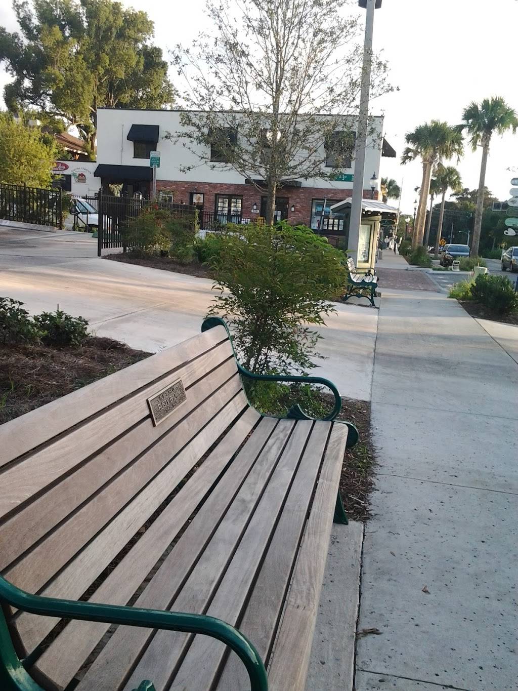 The Lost Parrot | restaurant | 100 E 4th Ave, Mt Dora, FL 32757, USA | 3527292685 OR +1 352-729-2685