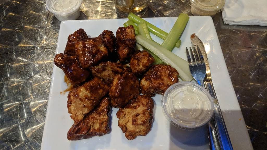 Momos Sports Bar | restaurant | 1917, 350 Union Ave, Holbrook, NY 11741, USA | 6316489669 OR +1 631-648-9669