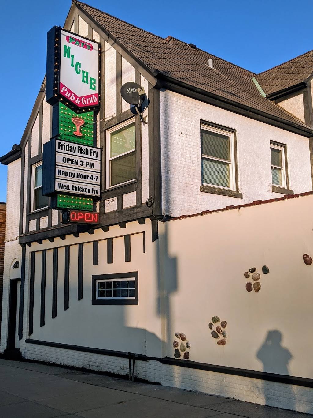 Pats Niche Pub and Grub | restaurant | 3956 S Howell Ave, Milwaukee, WI 53207, USA | 4145396452 OR +1 414-539-6452