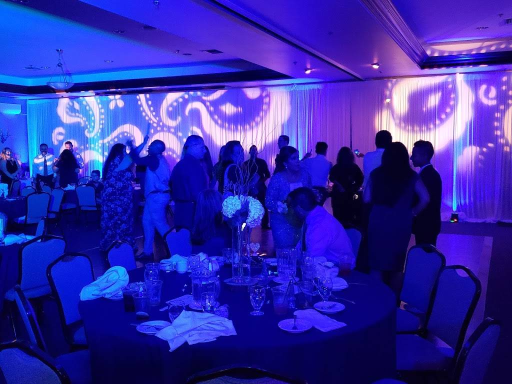 The Lakes Bar & Lounge | restaurant | 16600 Clubhouse Dr, Fontana, CA 92336, USA | 9093502500 OR +1 909-350-2500