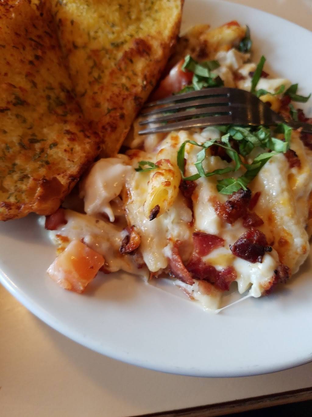 Round Table Pizza | meal delivery | 1351 Healdsburg Ave, Healdsburg, CA 95448, USA | 7074338877 OR +1 707-433-8877