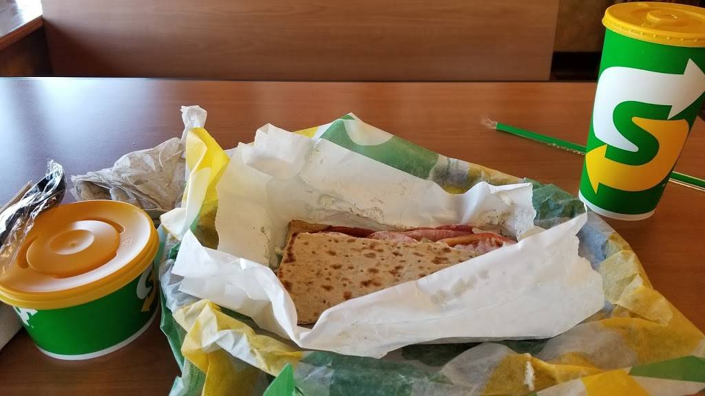 Subway | restaurant | 3845 Pine Grove Ave, Fort Gratiot Twp, MI 48059, USA | 8109857781 OR +1 810-985-7781