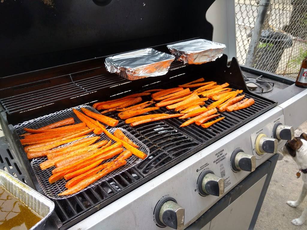 Moes Tavern | restaurant | 2937 N Milwaukee Ave, Chicago, IL 60618, USA | 7732272937 OR +1 773-227-2937