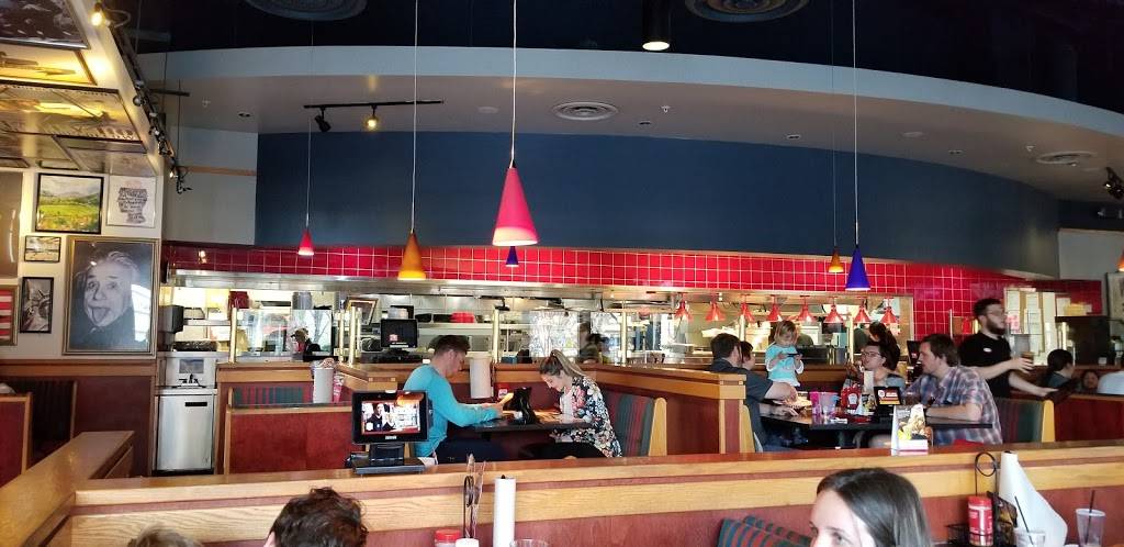 Red Robin Gourmet Burgers and Brews | restaurant | 3906 Rivermark Plaza, Santa Clara, CA 95054, USA | 4088550630 OR +1 408-855-0630