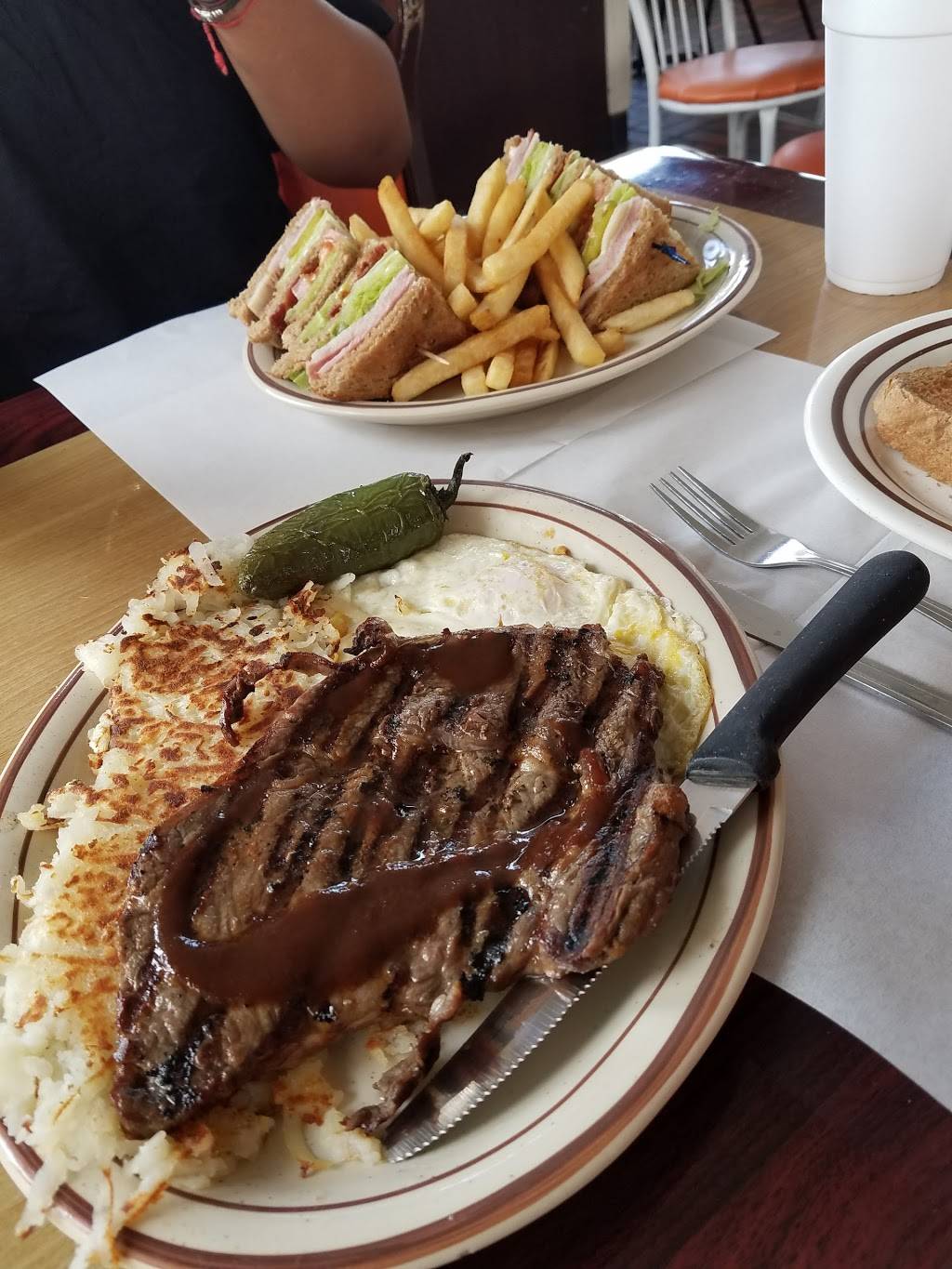 Cougars Burgers | restaurant | 12800 S Inglewood Ave, Hawthorne, CA 90250, USA | 3106755519 OR +1 310-675-5519