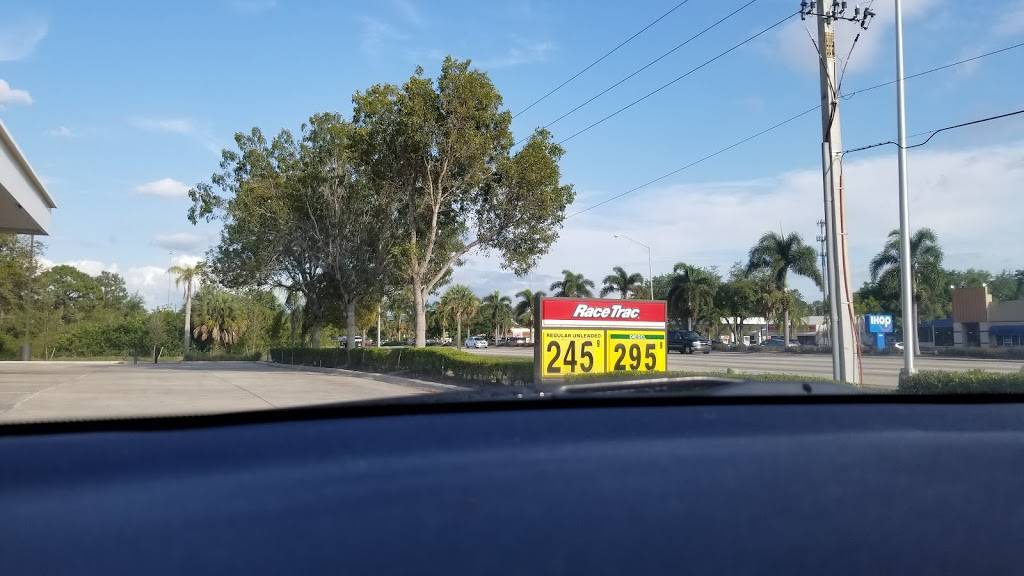 RaceTrac | bakery | 3725 Pine Ridge Rd, Naples, FL 34109, USA | 2395978700 OR +1 239-597-8700