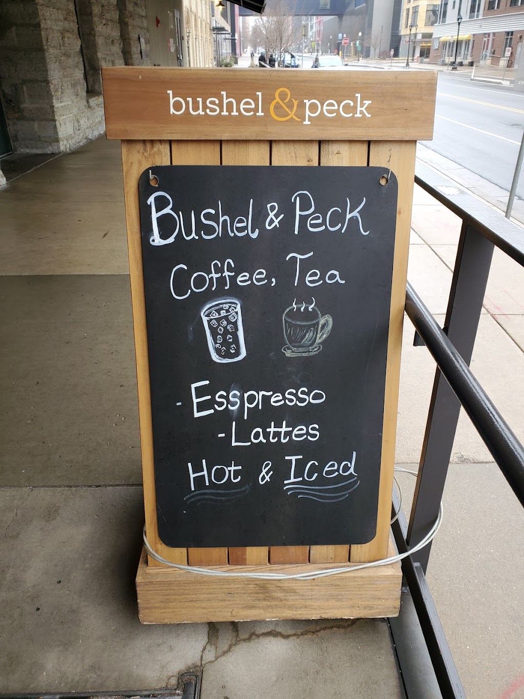 Bushel & Peck | restaurant | 704 S 2nd St, Minneapolis, MN 55401, USA | 6123417557 OR +1 612-341-7557