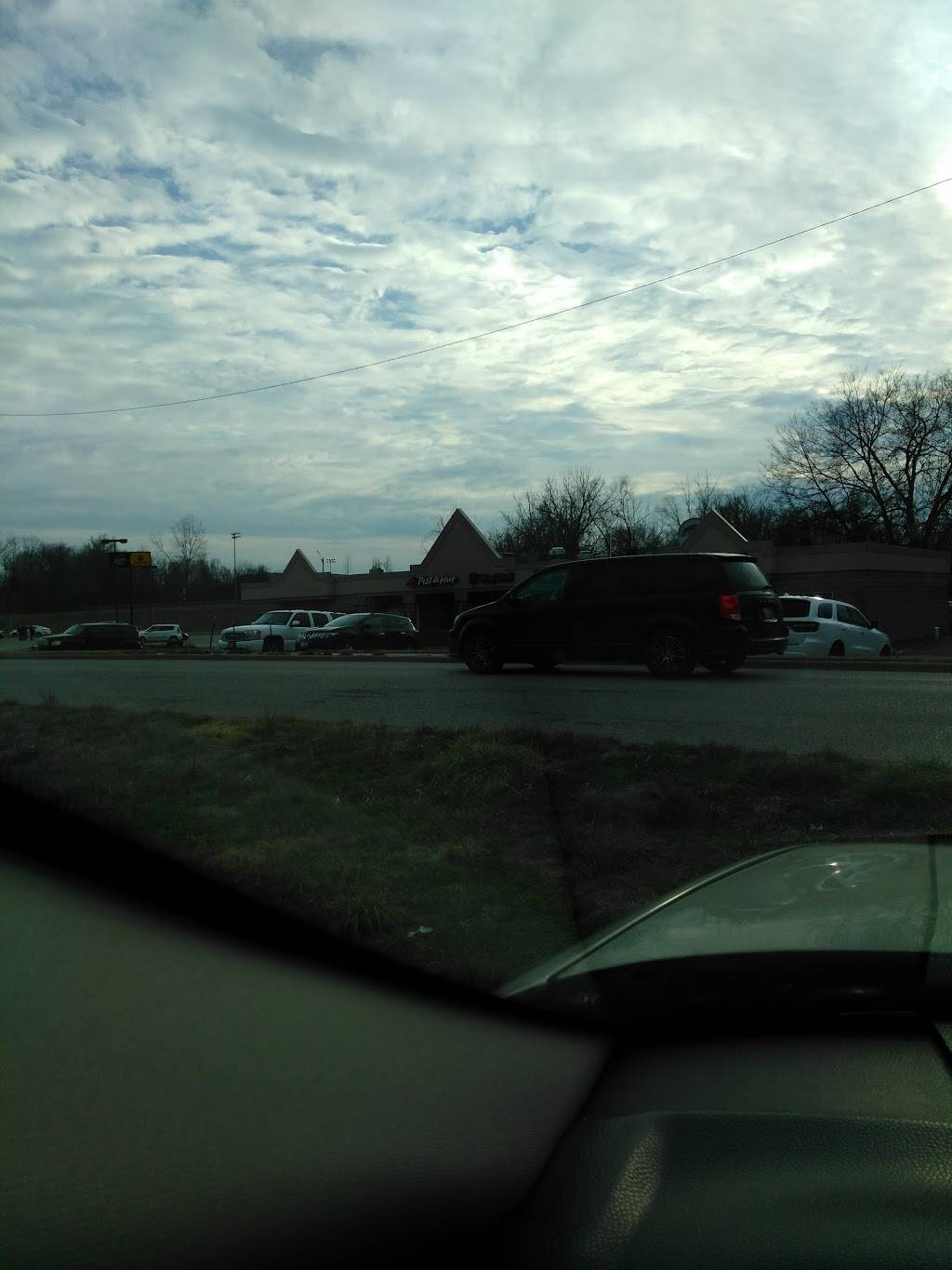 Pizza Hut | meal takeaway | 1005 S Main St, Columbia, IL 62236, USA | 6182818822 OR +1 618-281-8822