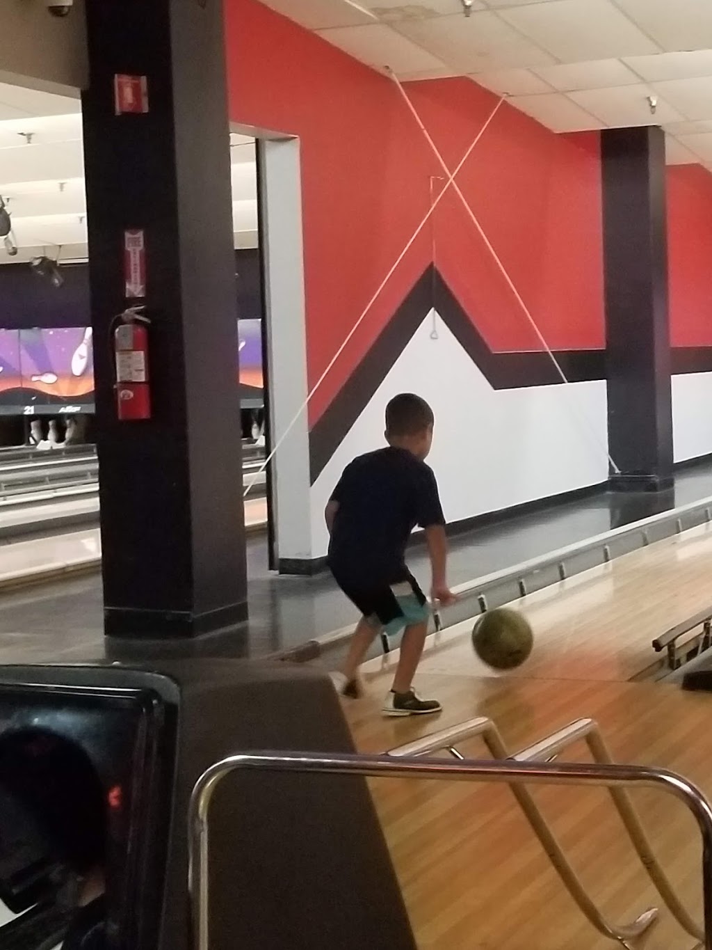 Bowlero Chico | restaurant | 2397 Esplanade, Chico, CA 95926, USA | 5308953257 OR +1 530-895-3257