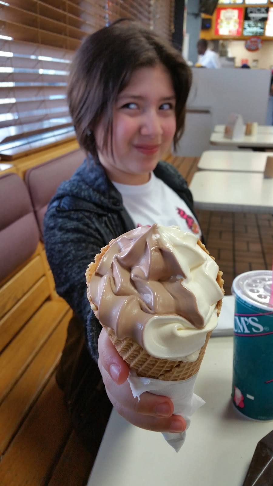 Braums Ice Cream & Burger Restaurant | restaurant | 3320 SE Loop 820, Fort Worth, TX 76140, USA | 8172930545 OR +1 817-293-0545