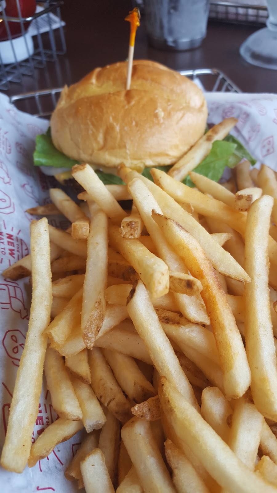 Smashburger | restaurant | 1981 Zumbehl Rd, St Charles, MO 63303, USA | 6367246777 OR +1 636-724-6777