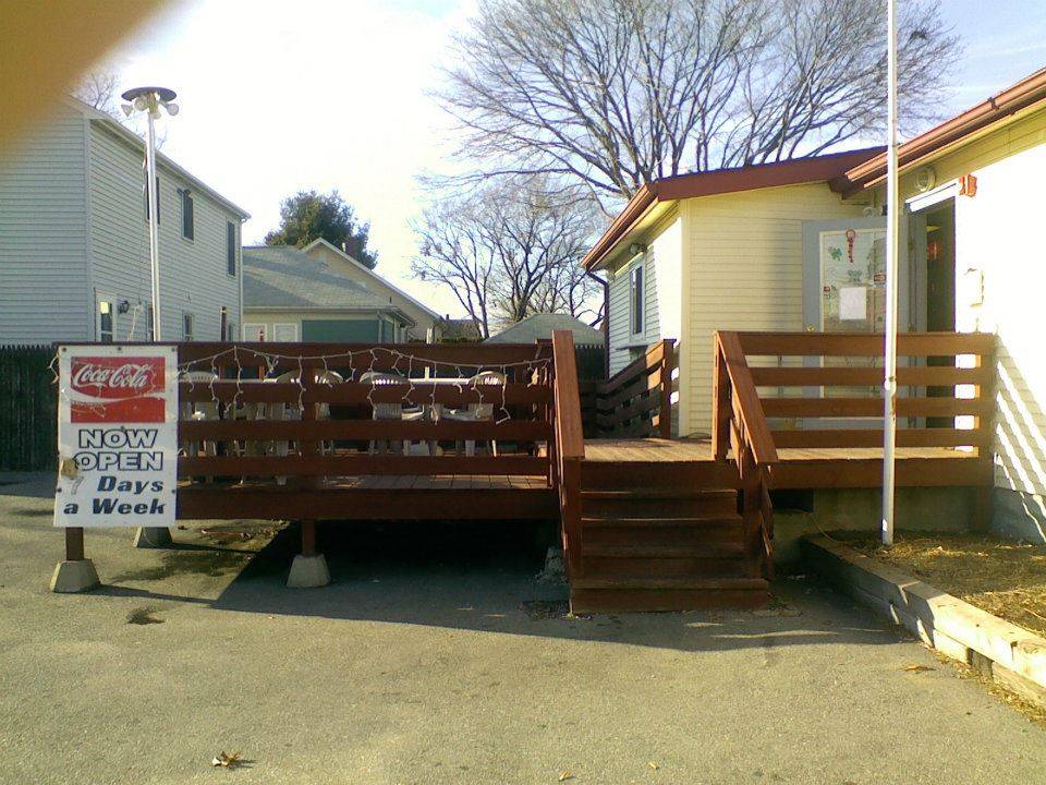 Newport Avenue Pizzeria | meal delivery | 1100 Newport Ave, Pawtucket, RI 02861, USA | 4017222226 OR +1 401-722-2226