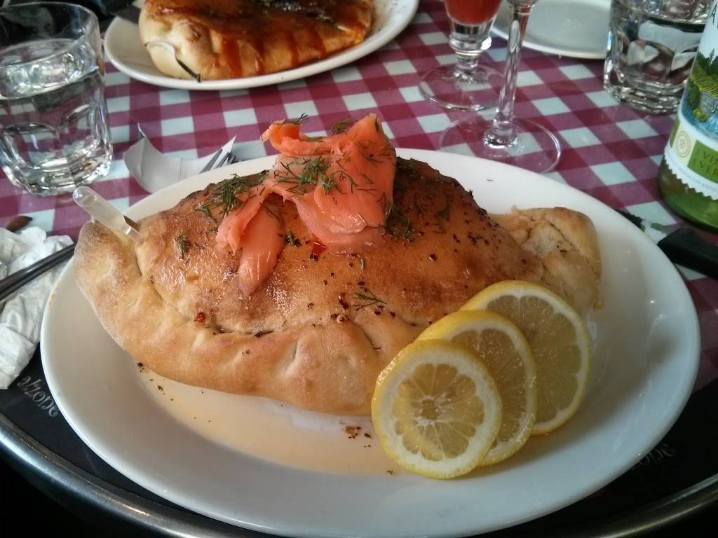 Casa Calzone | restaurant | 1298 Rue de la Pointe-aux-Lièvres, Québec, QC G1L 4L9, Canada | 4185223000 OR +1 418-522-3000