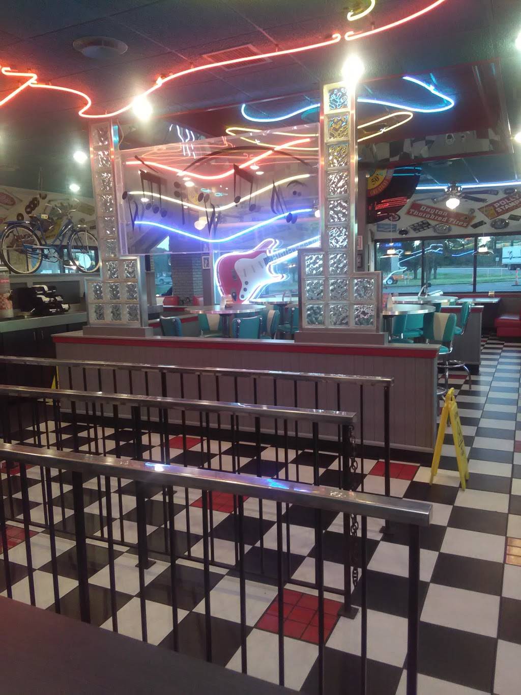 Spangles | restaurant | 1818 E Pawnee St, Wichita, KS 67211, USA | 3162651330 OR +1 316-265-1330