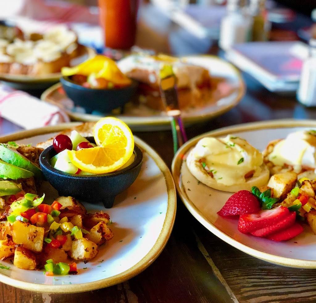 Roza Lyons | restaurant | 709 E Broadway, South Boston, MA 02127, USA | 6179029333 OR +1 617-902-9333