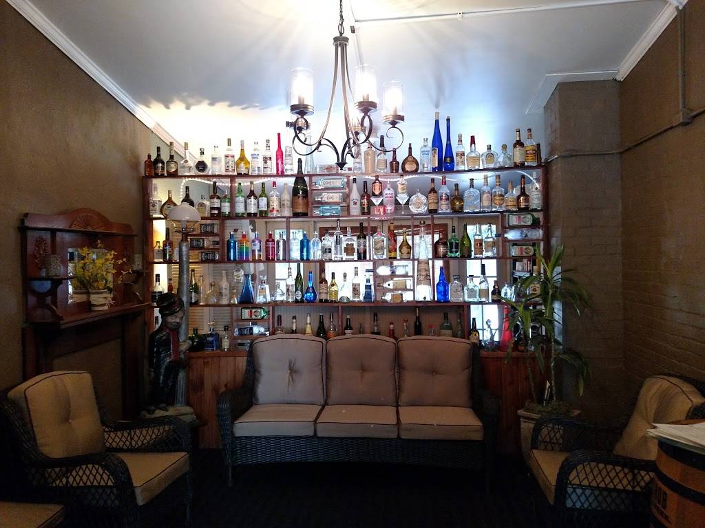 Whiskys | restaurant | 334 Front St, Lawrenceburg, IN 47025, USA | 8125374239 OR +1 812-537-4239