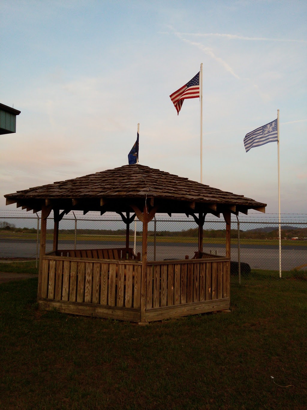 Big Sandy Regional Airport | restaurant | 2690 Airport Rd, Debord, KY 41214, USA | 6062985930 OR +1 606-298-5930