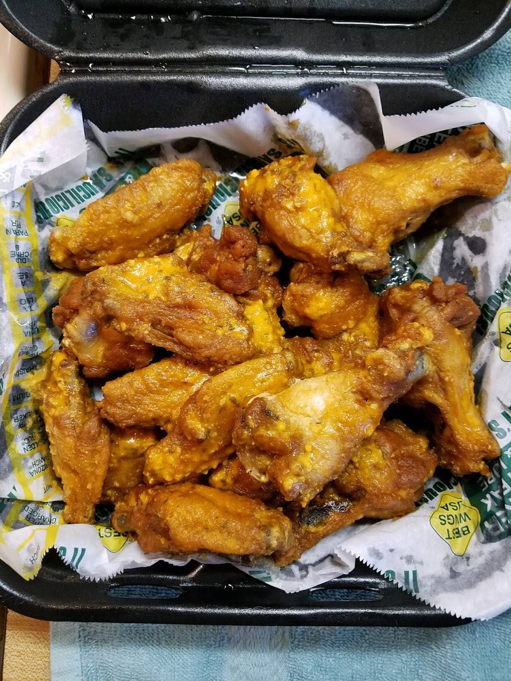 Quaker Steak & Lube | restaurant | 2191 Millennium Blvd, Cortland, OH 44410, USA | 3303729464 OR +1 330-372-9464
