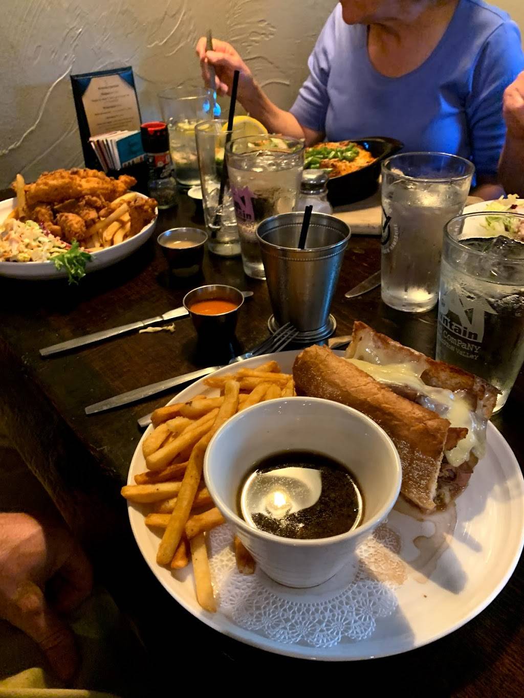 Peter Christians Tavern | restaurant | 195 Main St, New London, NH 03257, USA | 6035262964 OR +1 603-526-2964