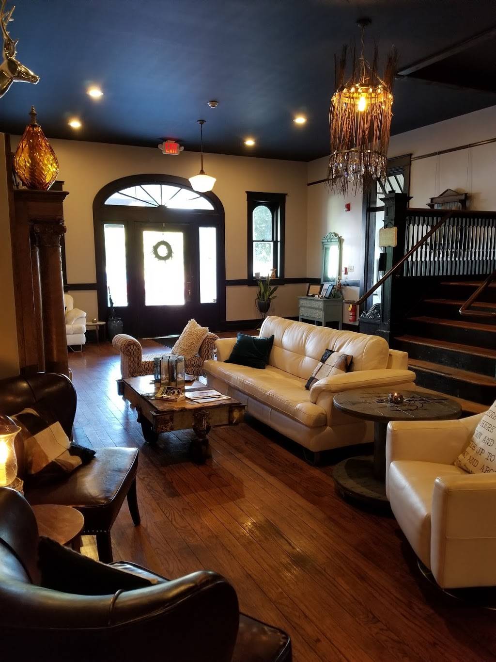 Chandelier | restaurant | 575 S Royal St, Jackson, TN 38301, USA | 7315542221 OR +1 731-554-2221