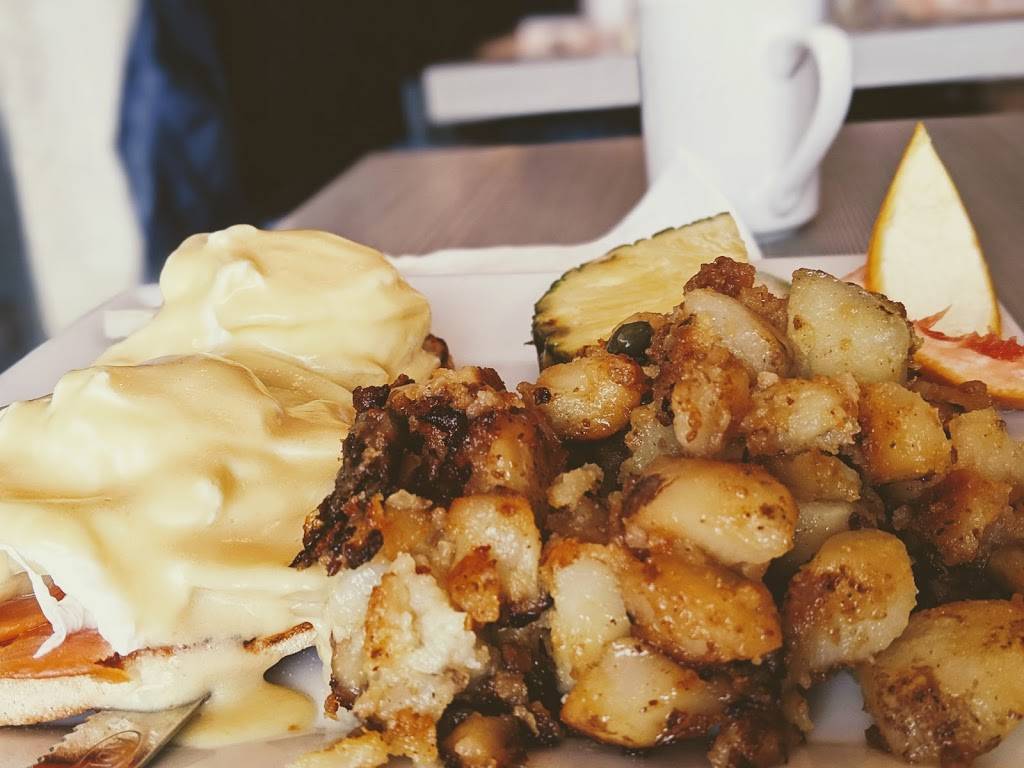 Au Blanc DOeuf | restaurant | 1903 Boulevard René-Laennec, Laval, QC H7M 5E2, Canada | 4506623131 OR +1 450-662-3131