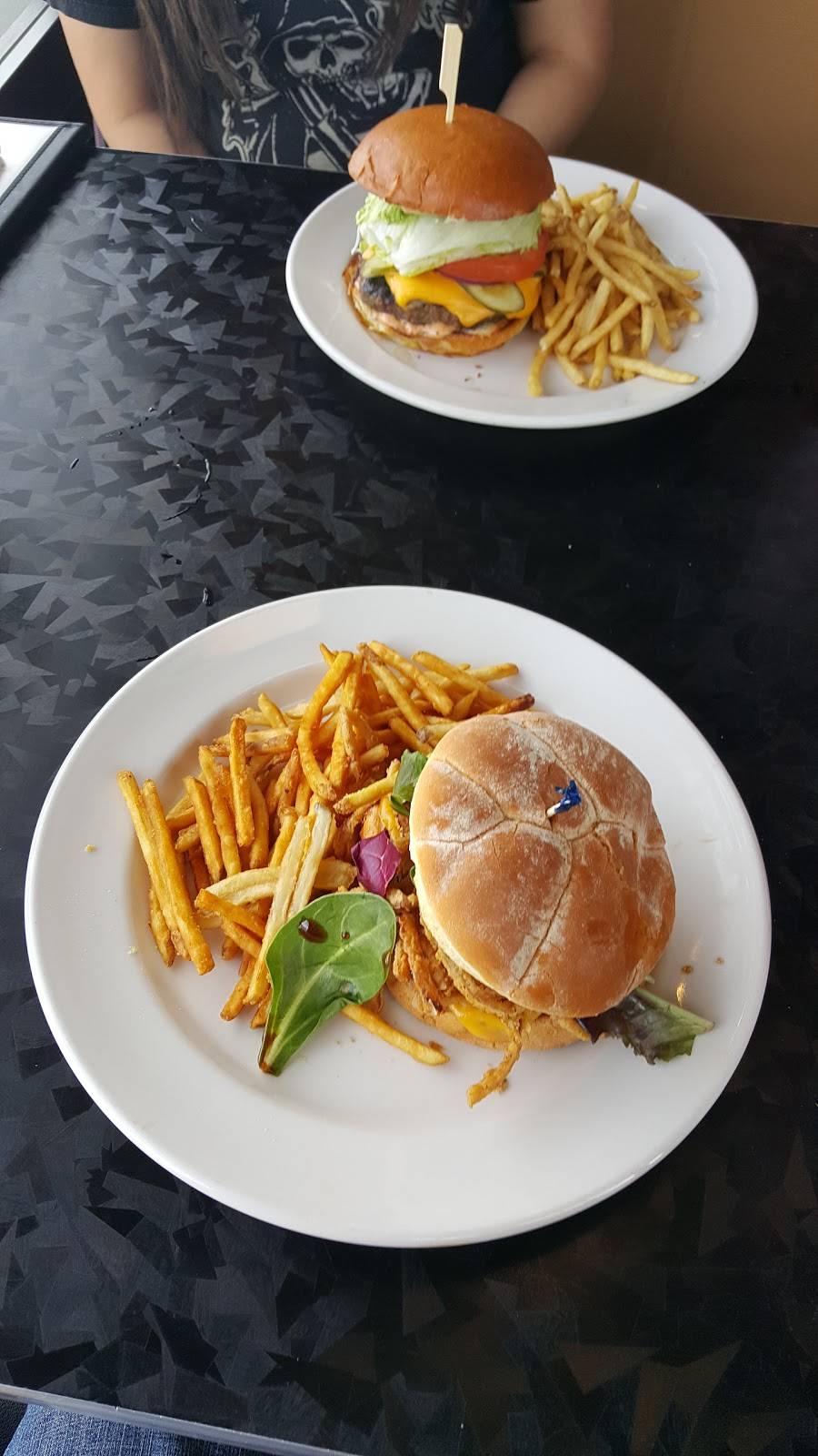 Lucilles Smokehouse Bar-B-Que | restaurant | 2800 N Main St #2160, Santa Ana, CA 92705, USA | 7145427427 OR +1 714-542-7427