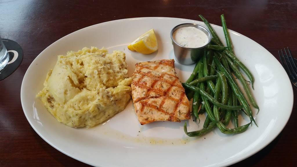 Houlihans | restaurant | 1900 S 1st St, Champaign, IL 61820, USA | 2178195005 OR +1 217-819-5005