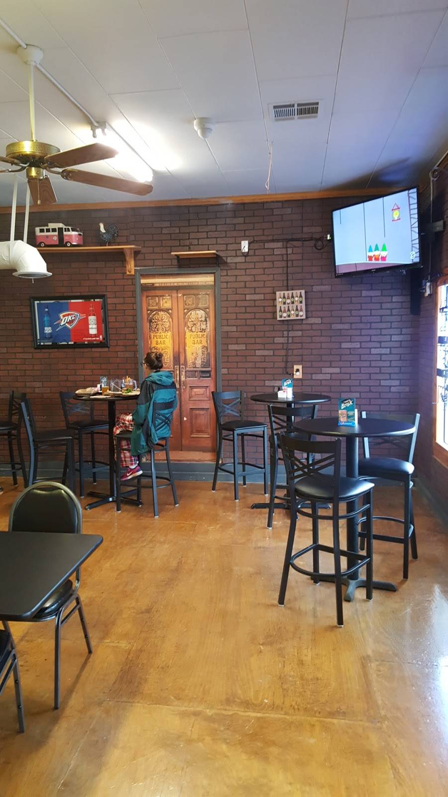 Barn Burger & Grill | restaurant | 530 W Lindsey St, Norman, OK 73069, USA | 4052172600 OR +1 405-217-2600