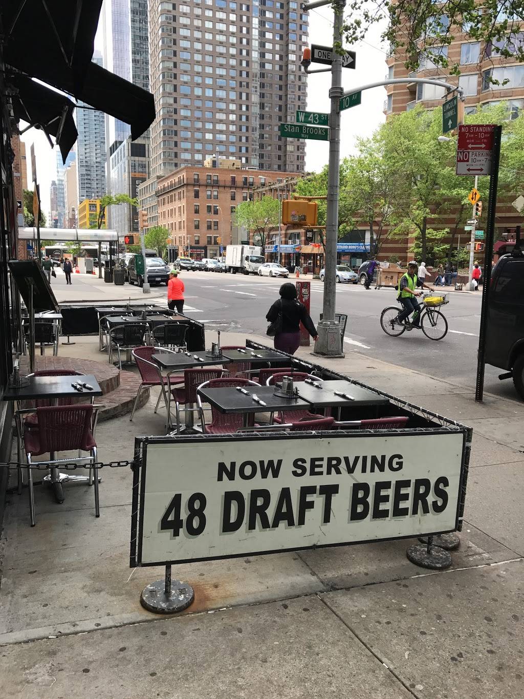 Mr Biggs Bar & Grill | restaurant | 596 10th Ave, New York, NY 10036, USA | 2122462030 OR +1 212-246-2030