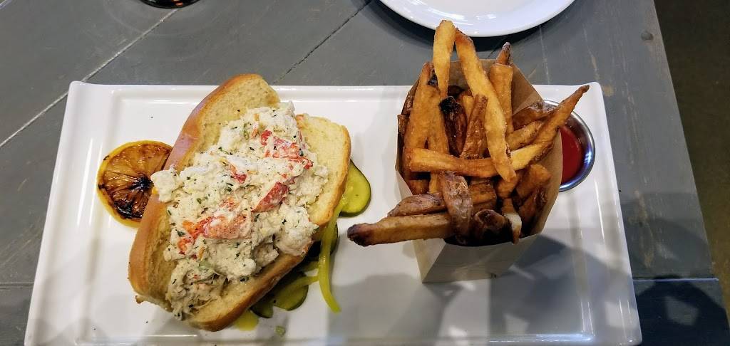 The Walrus Oyster & Ale House | restaurant | 152 Waterfront St, Oxon Hill, MD 20745, USA | 3015676100 OR +1 301-567-6100