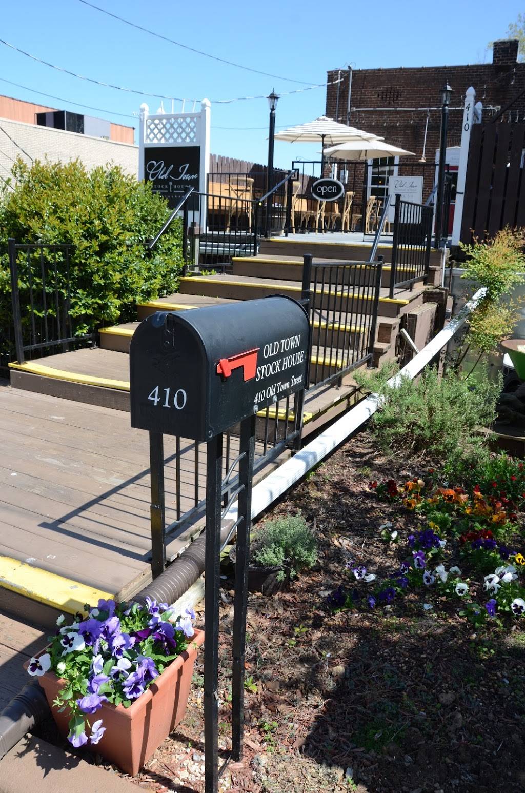 Old Town Stock House | restaurant | 410 Old Town St, Guntersville, AL 35976, USA | 2565821676 OR +1 256-582-1676