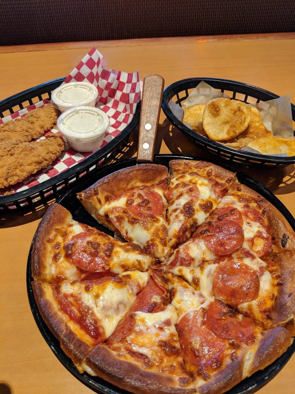 Shakeys Pizza Parlor | restaurant | 16940 Slover Ave, Fontana, CA 92337, USA | 9098290988 OR +1 909-829-0988