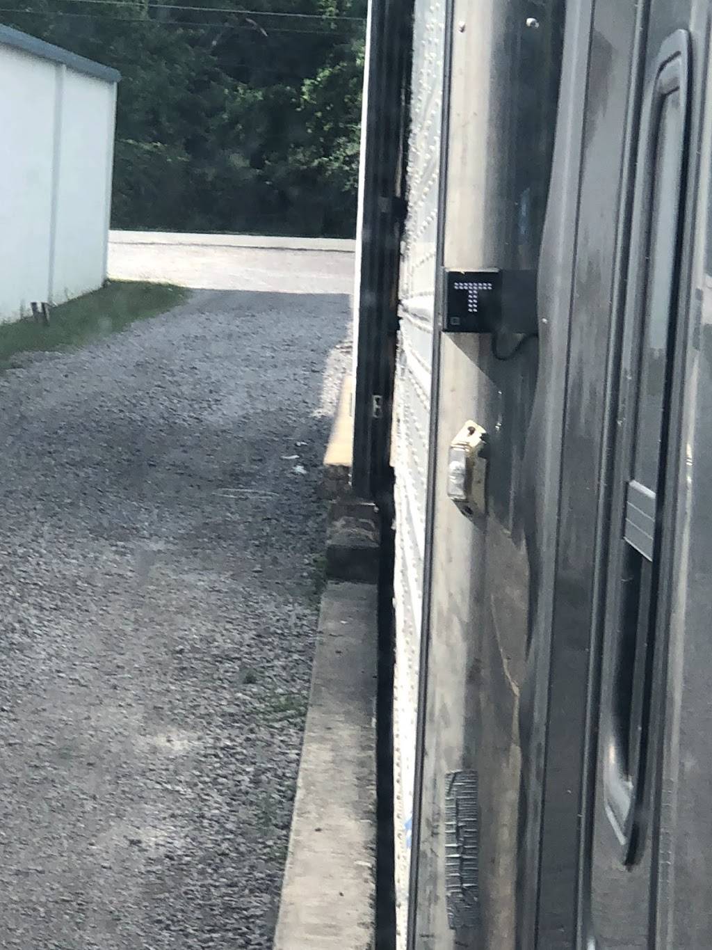 Ginos Bar-B-Q | restaurant | 632 W Broad St, Smithville, TN 37166, USA | 6155976400 OR +1 615-597-6400