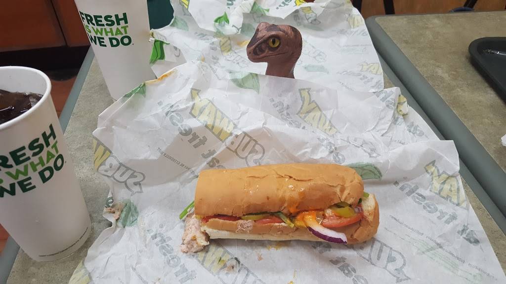 Subway | restaurant | 33752 Vine St, Eastlake, OH 44095, USA | 4409463190 OR +1 440-946-3190