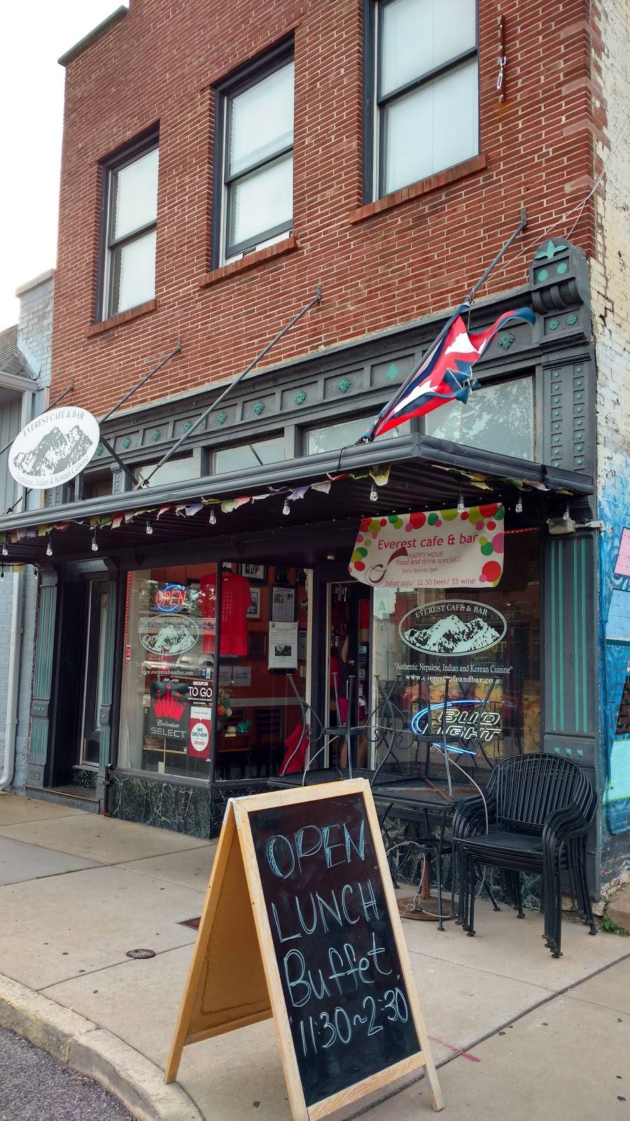 Everest Cafe & Bar | restaurant | 4145 Manchester Ave, St. Louis, MO 63110, USA | 3145314800 OR +1 314-531-4800