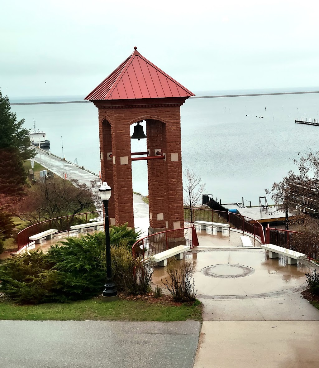 Iron Bay Restaurant & Drinkery | restaurant | 105 E Washington St, Marquette, MI 49855, USA | 9062730990 OR +1 906-273-0990