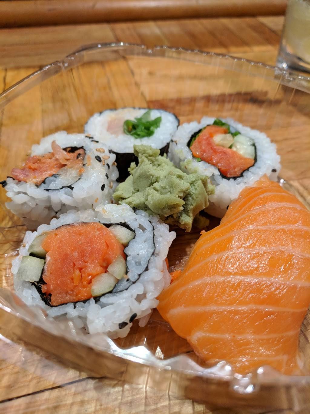 Fujis Grill & Sushi | restaurant | 305 SE Chkalov Dr # 105, Vancouver, WA 98683, USA | 3608964899 OR +1 360-896-4899