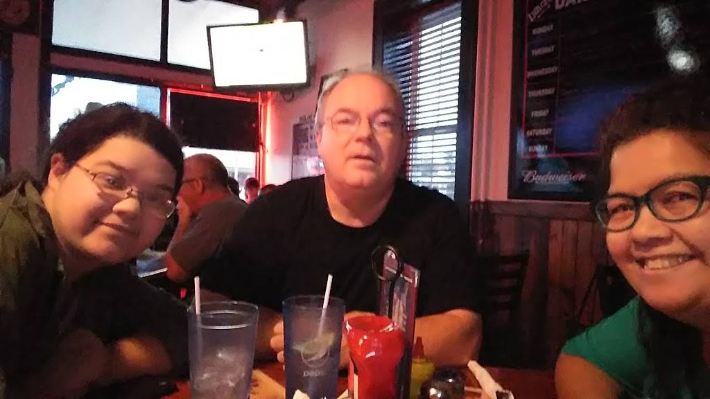 Broadway Bar & Grill | restaurant | 1013 Broadway, Highland, IL 62249, USA | 6186549032 OR +1 618-654-9032