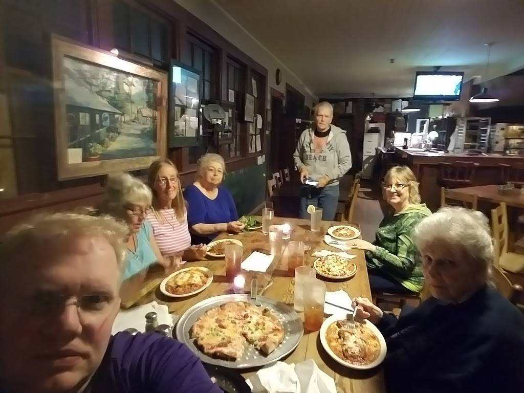 Louies On the Lake | restaurant | 2122, 1659 Lake Rabun Rd, Lakemont, GA 30552, USA | 7067823276 OR +1 706-782-3276