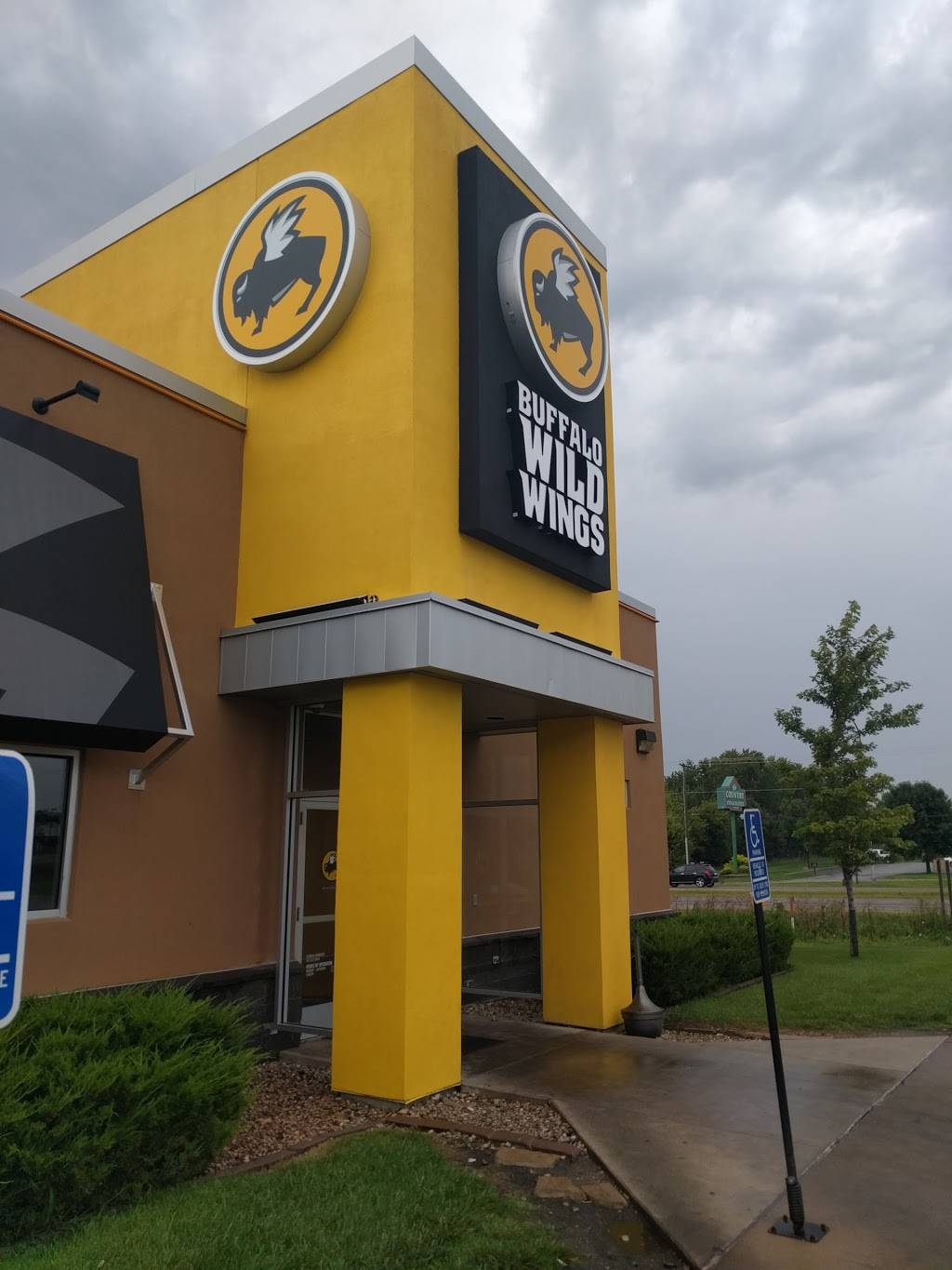 Buffalo Wild Wings | meal takeaway | 4175 4th St SW, Mason City, IA 50401, USA | 6414219464 OR +1 641-421-9464