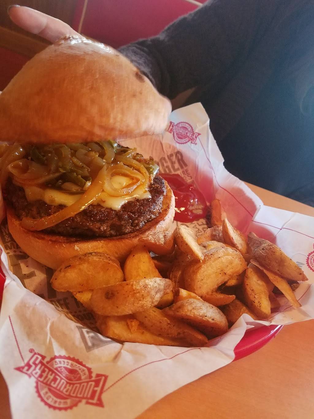 Fuddruckers | restaurant | 44036 Pipeline Plaza, Ashburn, VA 20147, USA | 7037240990 OR +1 703-724-0990