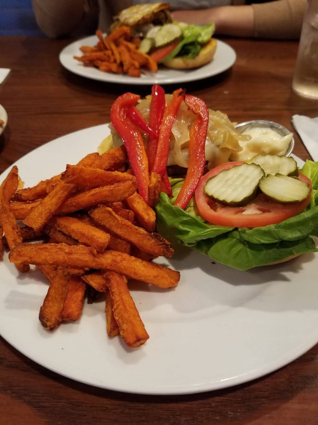 Chadwicks | restaurant | 203 Strand St, Alexandria, VA 22314, USA | 7038364442 OR +1 703-836-4442