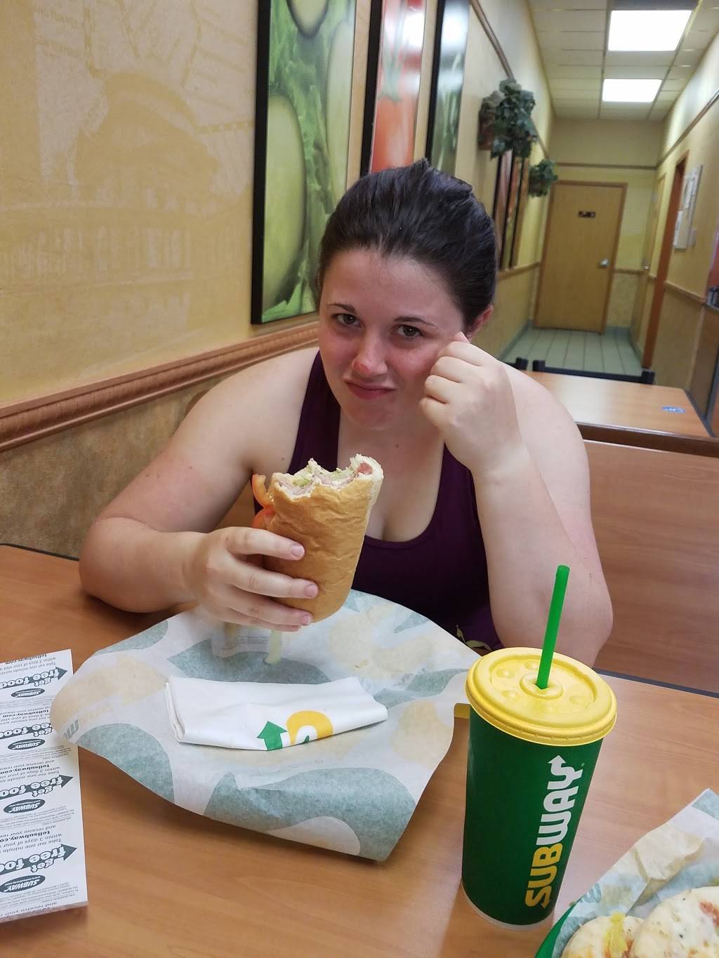 Subway | restaurant | 803 W Cleveland St, Heyworth, IL 61745, USA | 3094733580 OR +1 309-473-3580