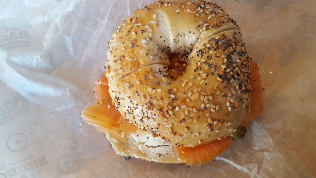 Brueggers Bagels | bakery | 1503 Kimberly Rd, Bettendorf, IA 52722, USA | 5633594540 OR +1 563-359-4540