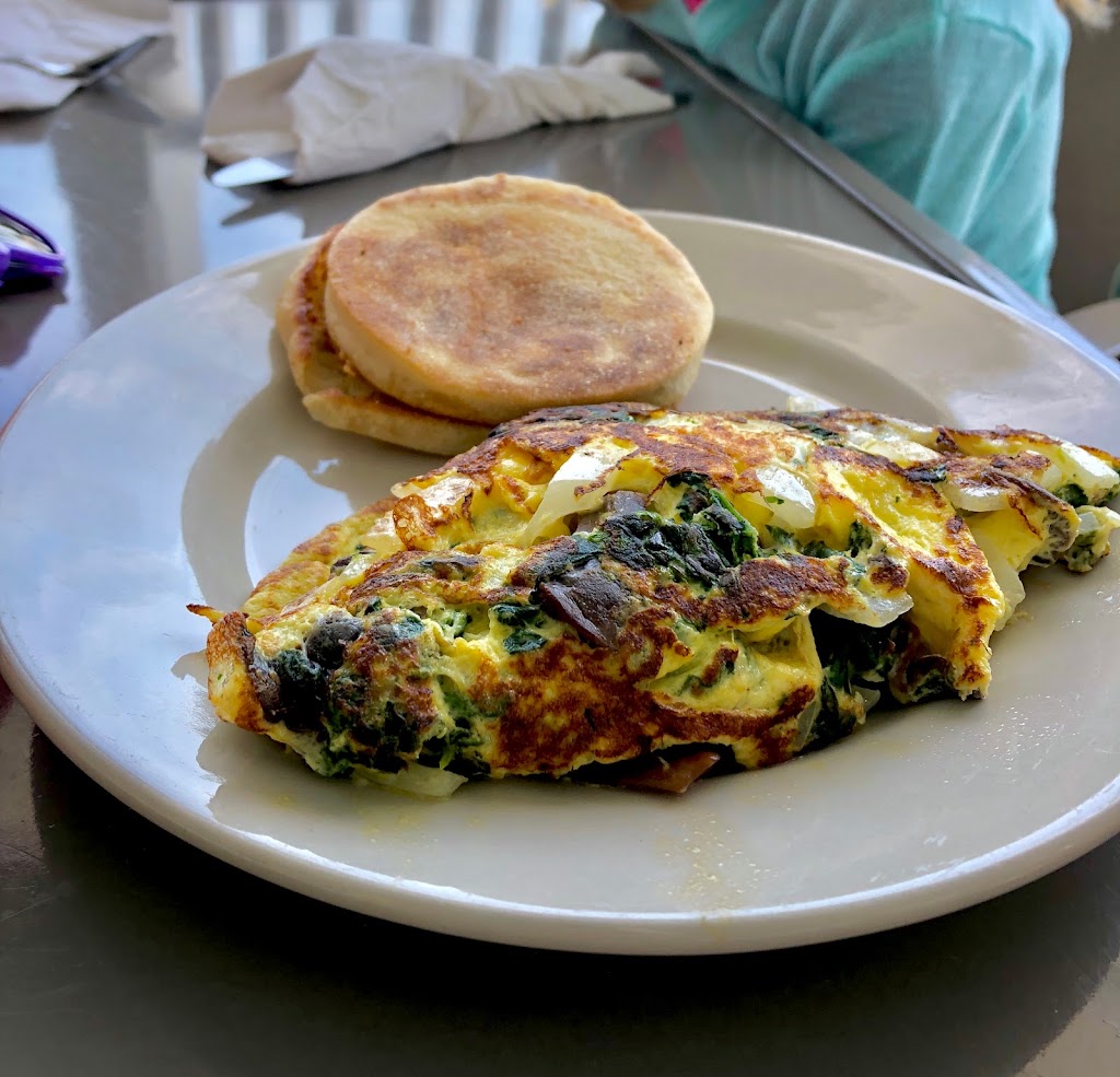 Ernies Restaurant | restaurant | 212 Water St, New Shoreham, RI 02807, USA | 4012079231 OR +1 401-207-9231